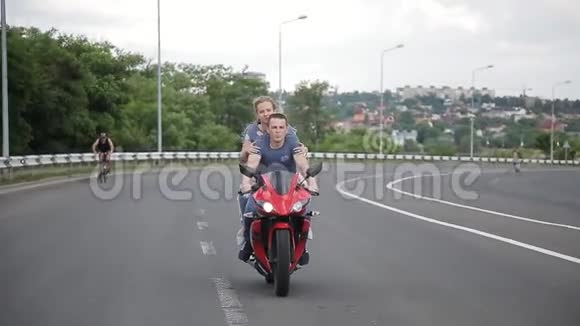 在户外骑摩托车的男人和女人在城里骑摩托车的年轻漂亮的夫妇视频的预览图