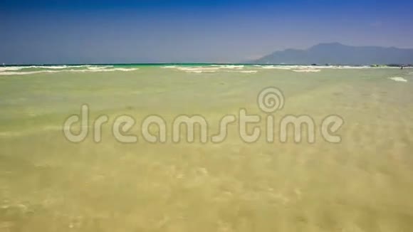 透明海浪的蔚蓝海洋奔向沙滩视频的预览图