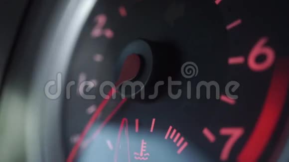 发动机启动转速和停止浅聚焦关闭速表视频视频的预览图