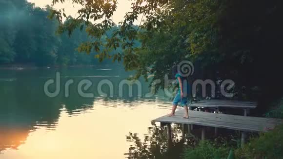一位年轻女子在湖边放松视频的预览图