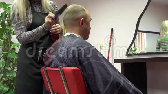 美容师女性在美容院理发师剪男客户4K视频的预览图