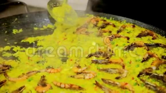 厨师把海鲜饭配大虾和小龙虾视频的预览图