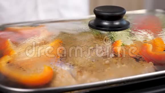 在烤架上蒸蔬菜和肉视频的预览图