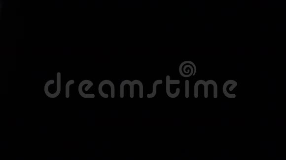 榛子自由落在黑色背景上视频的预览图