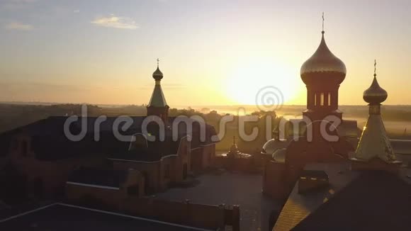 日出时的鸟瞰教堂4KUHD视频的预览图