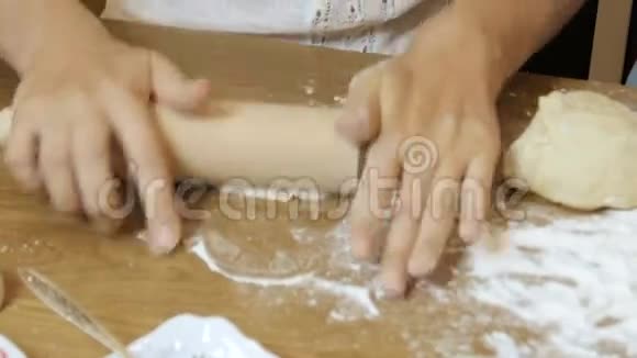 一家人在木桌上准备面团他们用面粉揉面团自制面包糕点视频的预览图