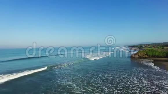 波浪向巴厘岛海滩猛烈袭来视频的预览图
