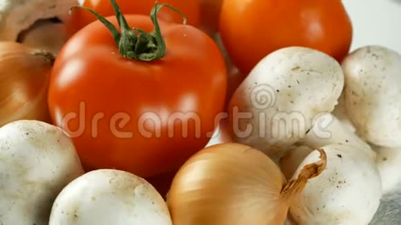 各种蔬菜4番茄蘑菇洋葱黄瓜和其他蔬菜缓慢旋转的K镜头视频的预览图