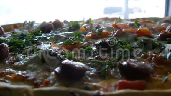 一大块新鲜出炉的比萨饼有蒸汽近距离观看美味的披萨和西红柿绿色巴伐利亚视频的预览图
