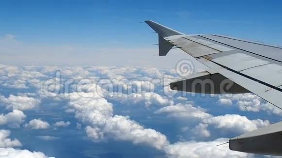 飞机机翼天空多云视频的预览图