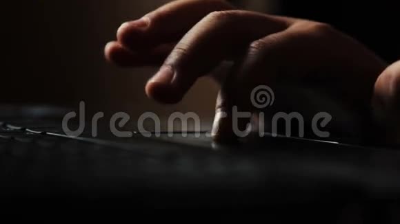 孩子们的手放在笔记本电脑上视频的预览图