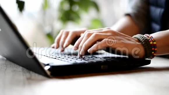 男性医生手在键盘上打字的特写视频的预览图