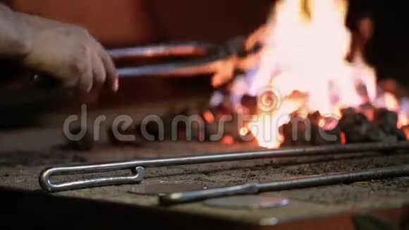 铁匠在炉子里加热金属视频的预览图