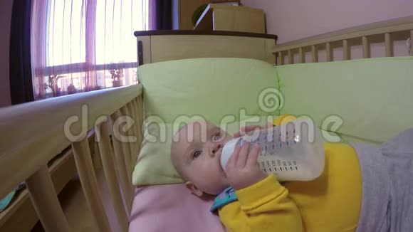 婴儿抱着自己喝牛奶4K视频的预览图