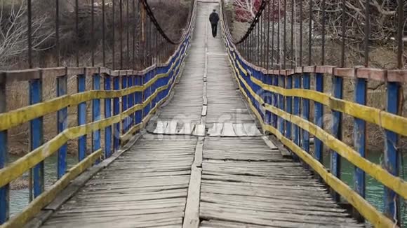 一个人走在吊绳桥上视频的预览图