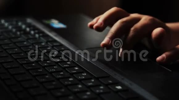 小孩的手玩手提电脑的触摸板视频的预览图