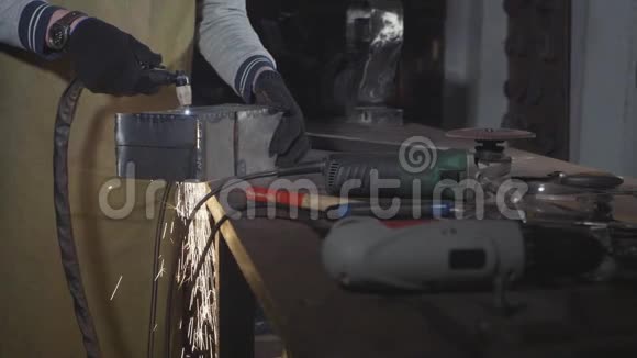 铁匠在他的车间里通过等离子切割机切割铁的细节慢动作视频的预览图
