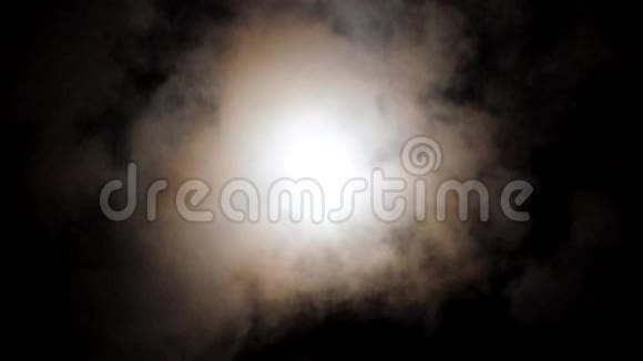 夜色中的云彩穿过月亮视频的预览图