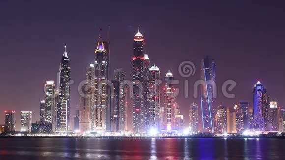 夜间灯光迪拜码头全景4k时间间隔视频的预览图