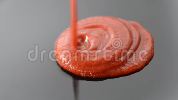 在黑色盘子上浇番茄酱视频的预览图