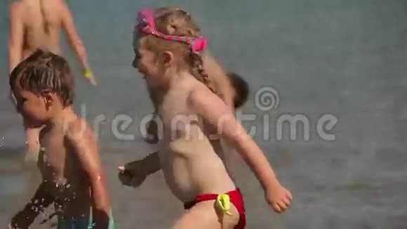 快乐的孩子们在海滩上跑来跑去视频的预览图