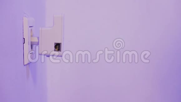 人将以太网电缆插入WiFi延伸器设备该设备位于墙上的电气插座中视频的预览图