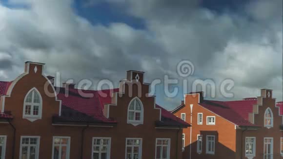 在红砖镇的房屋上云彩飘过一段平滑的时光视频的预览图