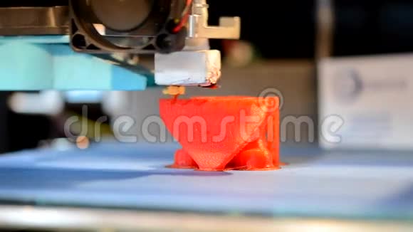 3D打印机打印小物件特写采用分层喷墨打印技术视频的预览图