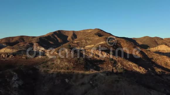 壮观的空中视频马里布溪州立公园加利福尼亚州日落无人机4K镜头视频的预览图