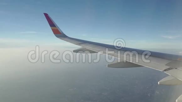 客机在曼谷国际机场附近降落视频的预览图