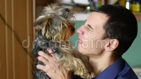 这个人对狗很友好室内宠物之爱视频的预览图