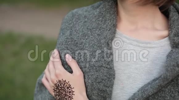 年轻的白种人女孩的手有花梅尼纹身视频的预览图