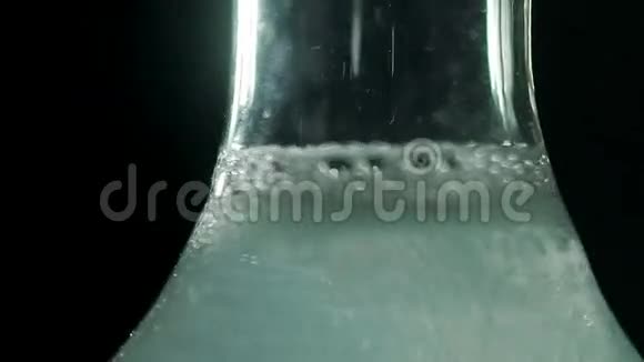 玻璃化学瓶中液体呈浊白色气体过程视频的预览图