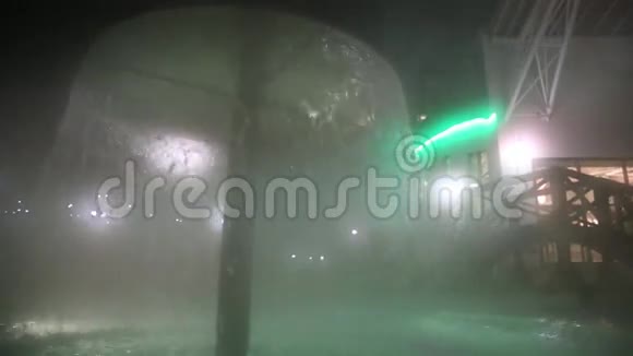夜间热池流动水视频的预览图