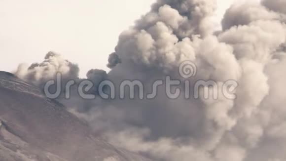 古巴塔帕西火山口爆发视频的预览图