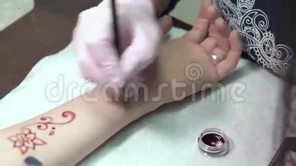艺术家在女性手上纹身视频的预览图