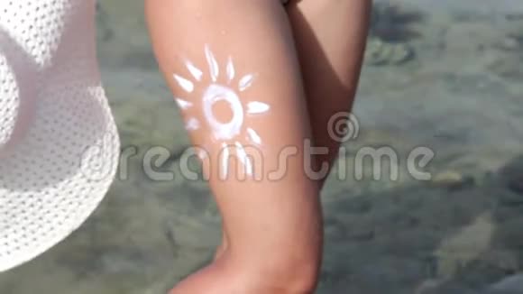 女人身上涂着白色的太阳视频的预览图