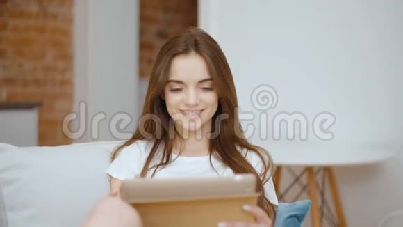年轻女性或学生女孩与平板电脑电脑视频的预览图