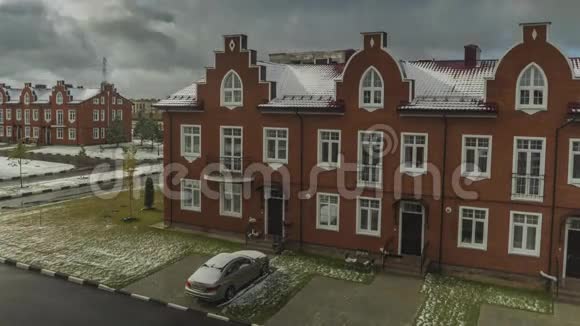 红砖镇房屋积雪融化的时间流逝视频的预览图