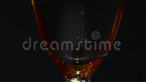 香槟里的气泡和玫瑰花蕾黑色背景关门视频的预览图