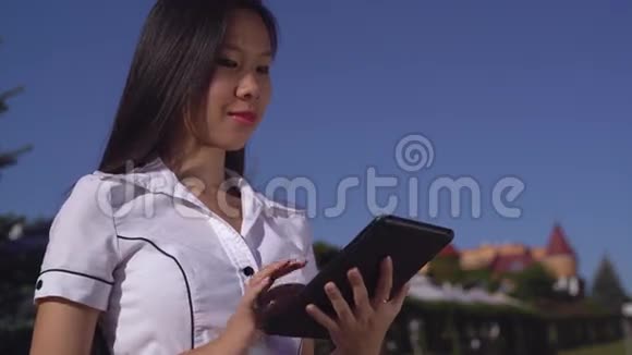成功的女商人穿着优雅的衬衫和户外小玩意视频的预览图