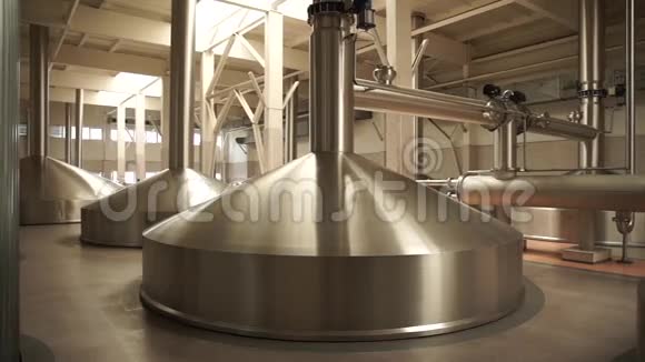 现代酿造生产金属啤酒罐视频的预览图