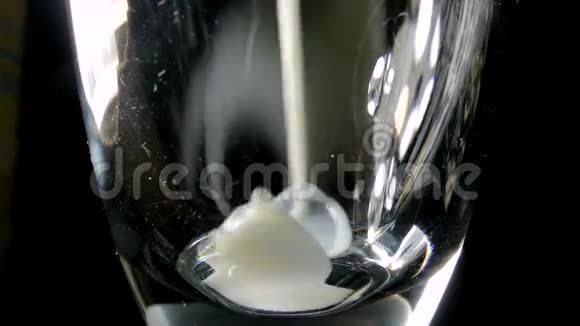 在黑色背景的玻璃中倒入牛奶视频的预览图