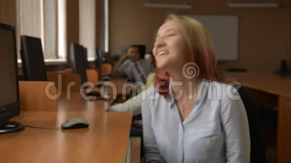 开朗的学生在电脑上工作视频的预览图