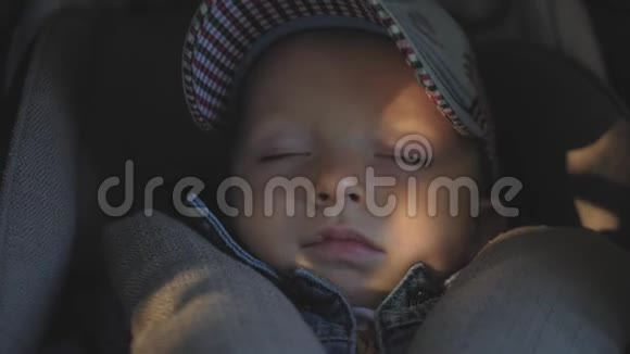可爱的小男孩睡在婴儿车里视频的预览图