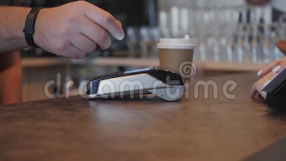 概念NFC非接触式支付用信用卡和pos终端付款打印支票咖啡店视频的预览图