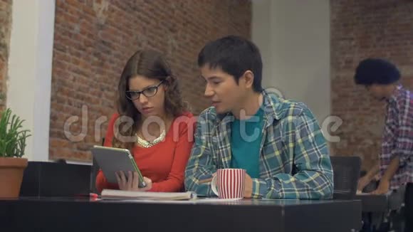 使用平板电脑的人在办公桌上聊天视频的预览图