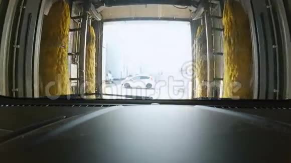 车辆经过自动洗车站视频的预览图