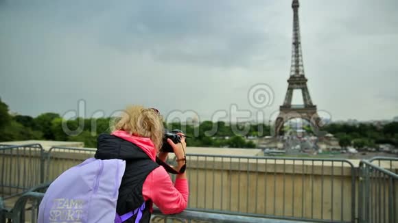 埃菲尔铁塔女摄影师视频的预览图