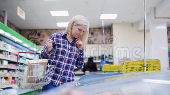 快乐的年轻女子在超市购物视频的预览图